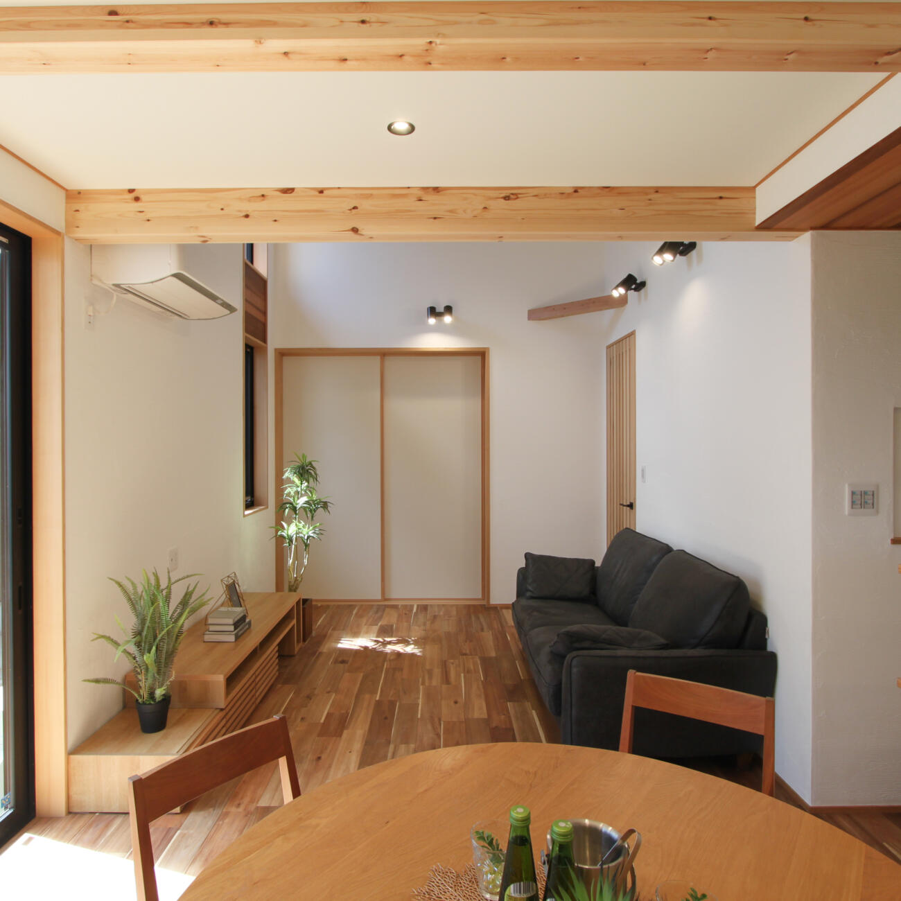 【防府市】暮らす家見学会　築二年、時を重ねて深まる住まいの美しさ