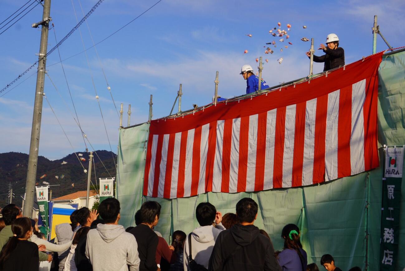 2/21OPENの平屋モデルハウス上棟を記念しておもちまきをしました。