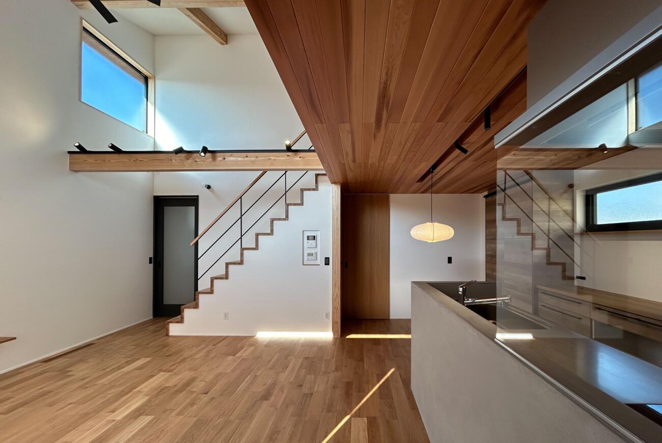 梁と階段が描く、立体的なワンルーム空間