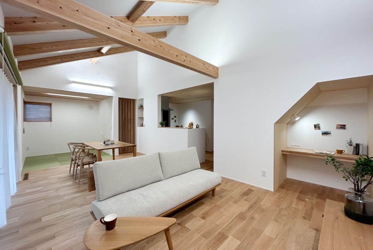 無垢材に包まれる、家族が集う勾配天井のLDK